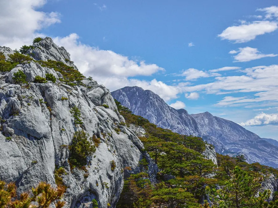 Zerklüftete Kalksteingipfel des Biokovo-Gebirges unter blauem Himmel