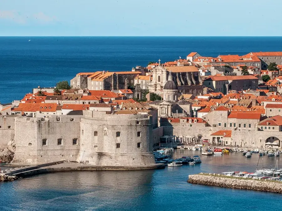 Die von Mauern umgebene Altstadt von Dubrovnik am Adriatischen Meer