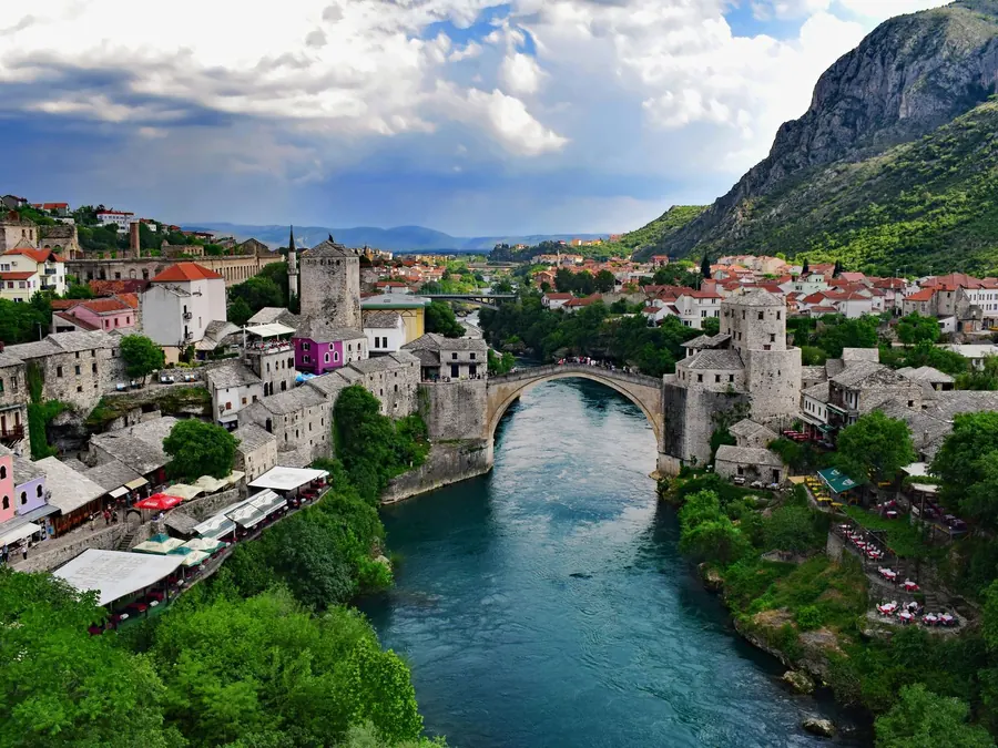 Luftaufnahme der Alten Brücke und der Altstadt von Mostar am Fluss Neretva