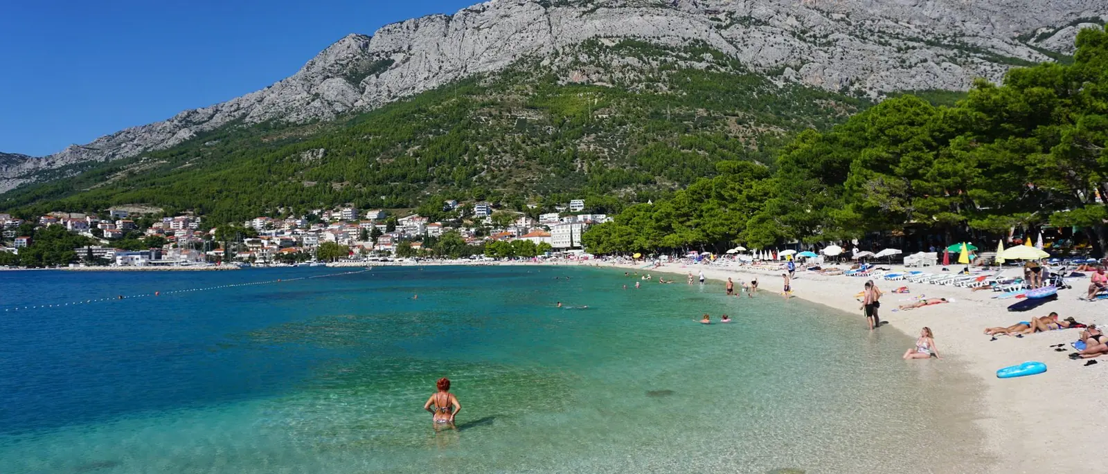 Der Strand von Baška Voda unterhalb des Biokovo-Gebirges