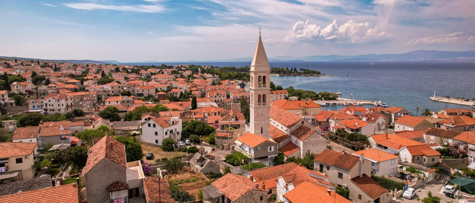 Ein Dorf in Kaštela mit Glockenturm über dem Meer