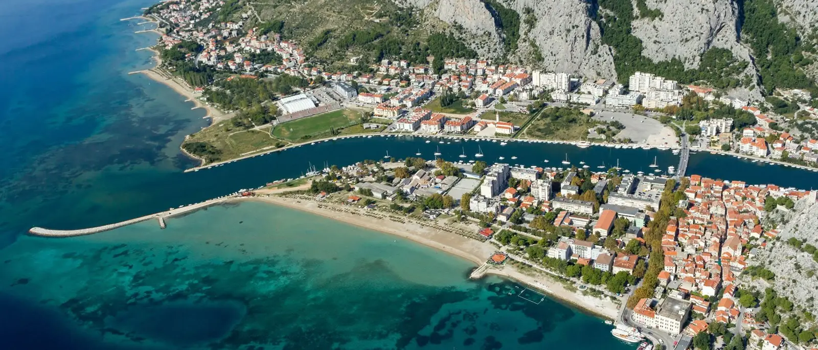 Luftaufnahme von Omiš, wo die Cetina ins Meer mündet