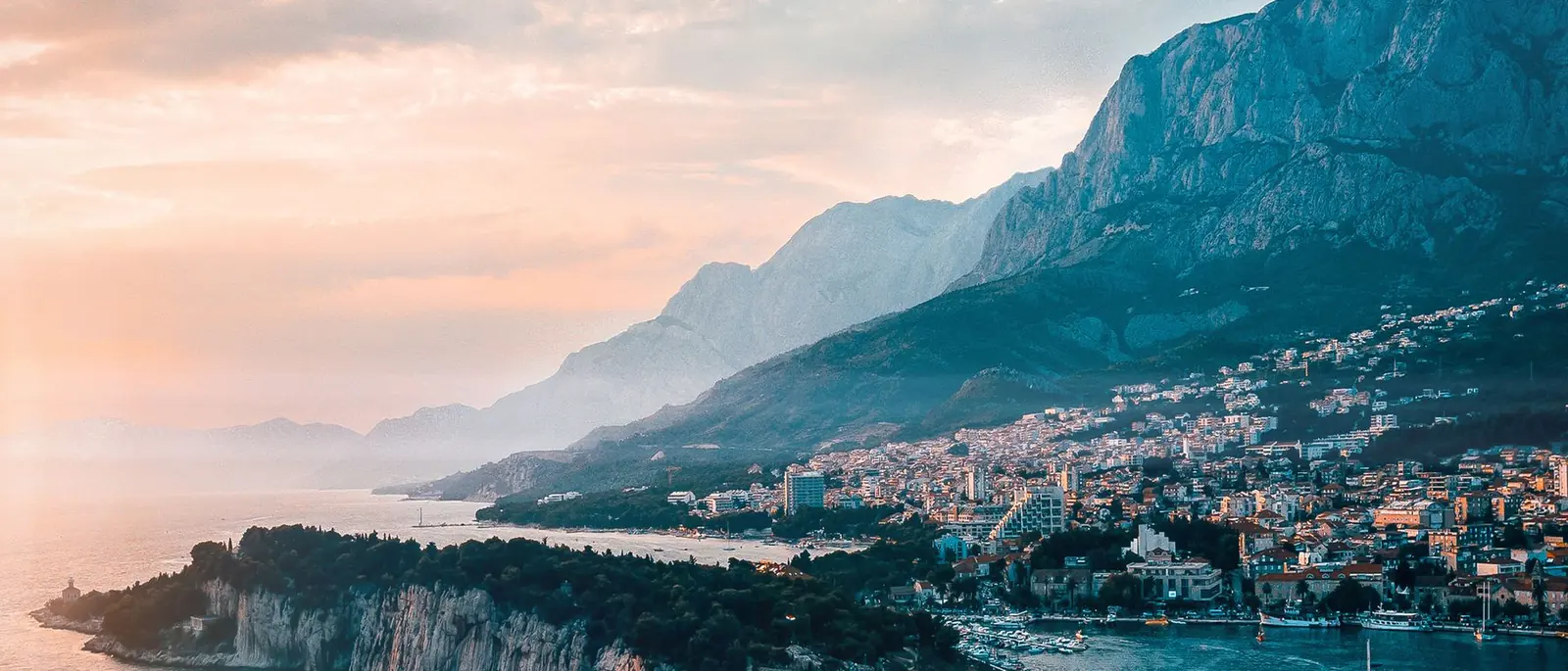 Die Küste der Makarska Riviera unterhalb des Biokovo bei Sonnenuntergang