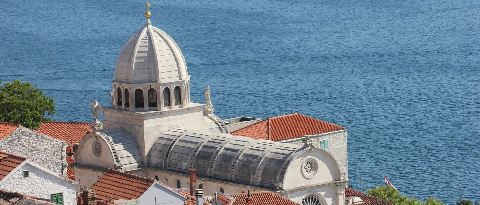 Die Kathedrale des heiligen Jakob in Šibenik über dem Meer