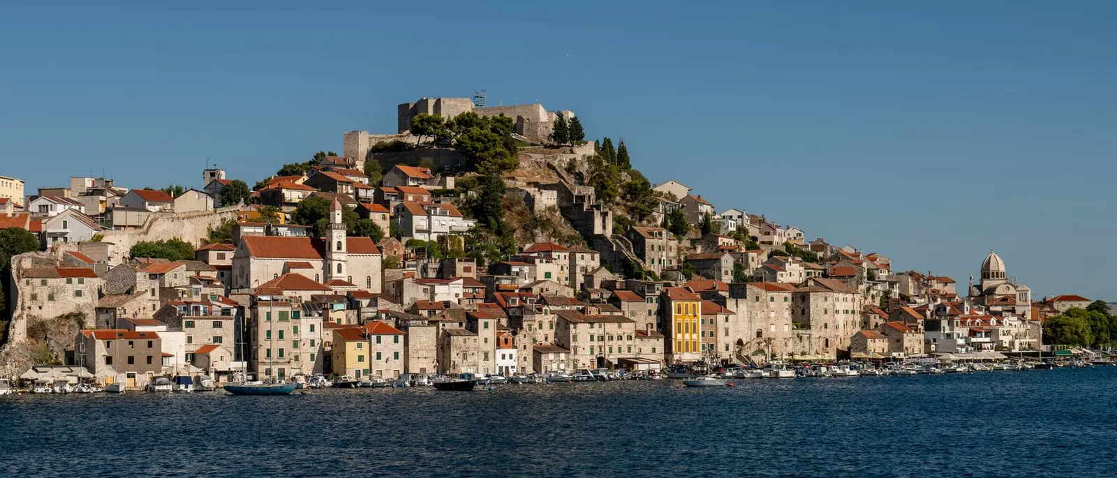 Die Altstadt und die Festung von Šibenik am Wasser