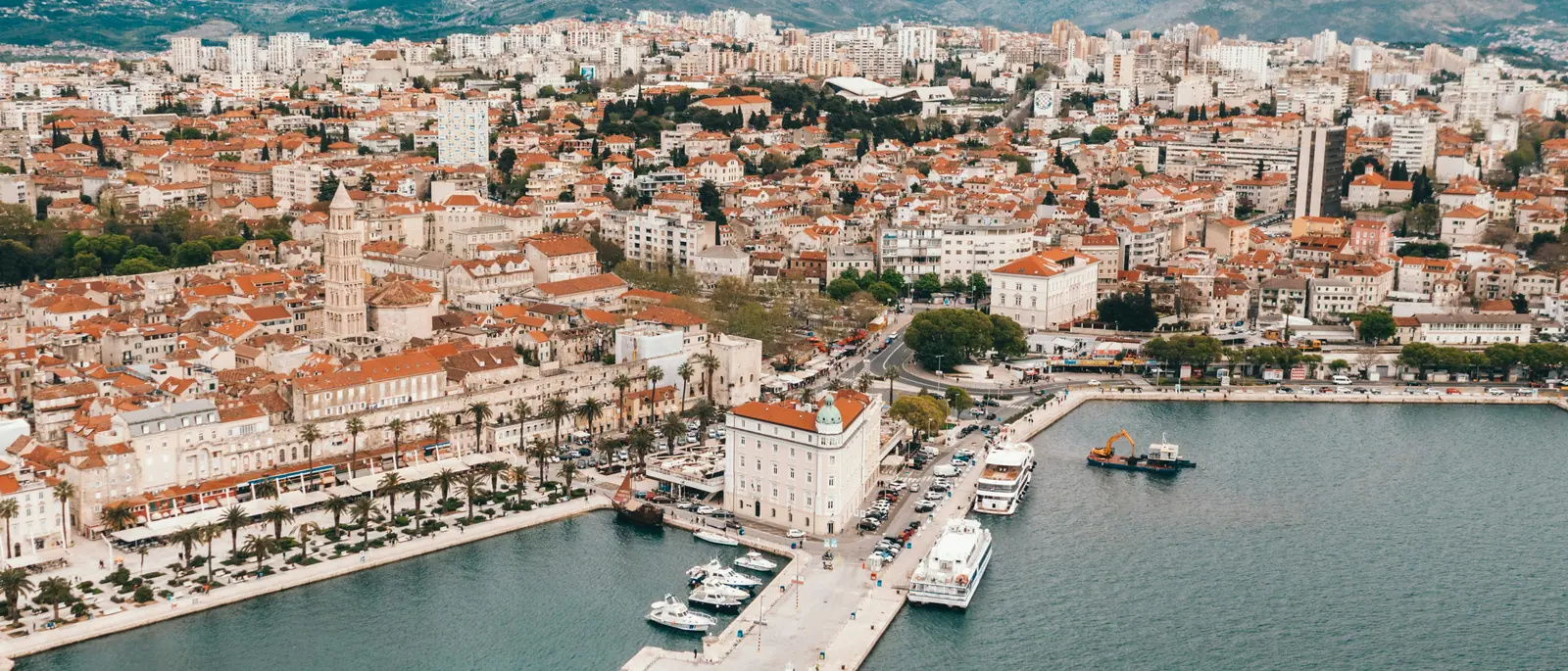 Luftaufnahme von Split mit Altstadt und Hafen