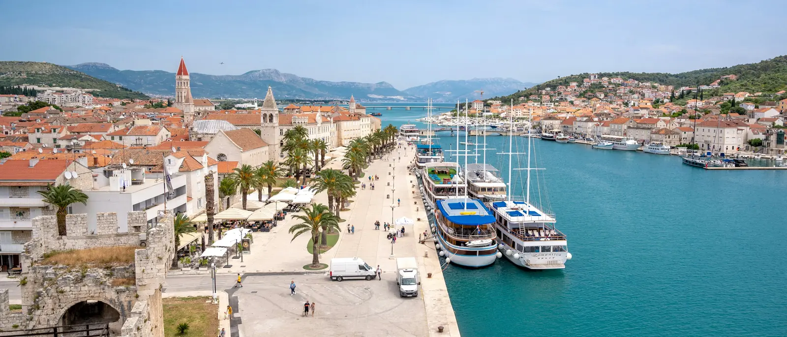 Die Uferpromenade von Trogir mit der Altstadt